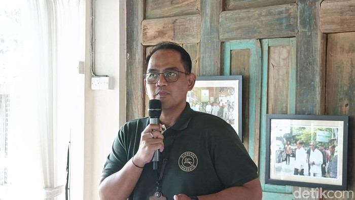 Manager Strategi Pemasaran PT PLN (Persero) UID Bali Eko Sudaryono dalam kegiatan temu media di Denpasar, Bali pada Rabu (27/8/2025). (Ni Made Lastri Karsiani Putri/detikBali)