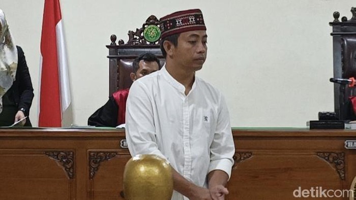 Mantan honorer UIN Alauddin Makassar Mubin Nasir divonis 5 tahun penjara dan denda Rp 50 juta di kasus sindikat uang palsu.