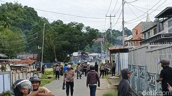 Massa simpatisan anggota NRFPB terdakwa kasus makar mengamuk hingga berujung ricuh di Kota Sorong.