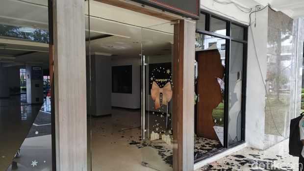 Massa simpatisan anggota NRFPB terdakwa kasus makar mengamuk hingga berujung ricuh di Kota Sorong.
