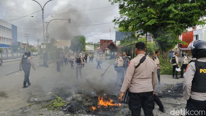 Massa simpatisan anggota NRFPB terdakwa kasus makar mengamuk hingga berujung ricuh di Kota Sorong.