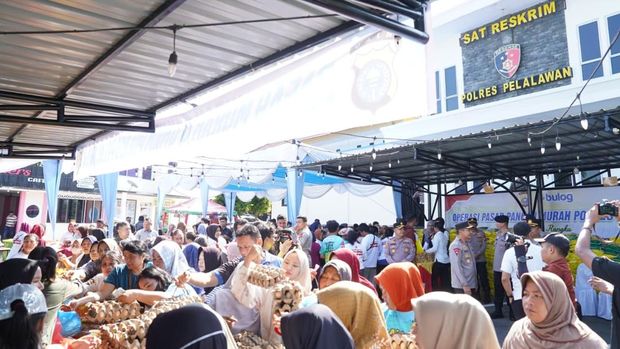 Masyarakat antusian membeli kebutuhan pokok di gerakan pangan murah (GPM) Polres Pelalawan.