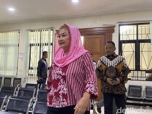 Hadapi Sidang Vonis, Mbak Ita-Alwin Kompak Pakai Batik