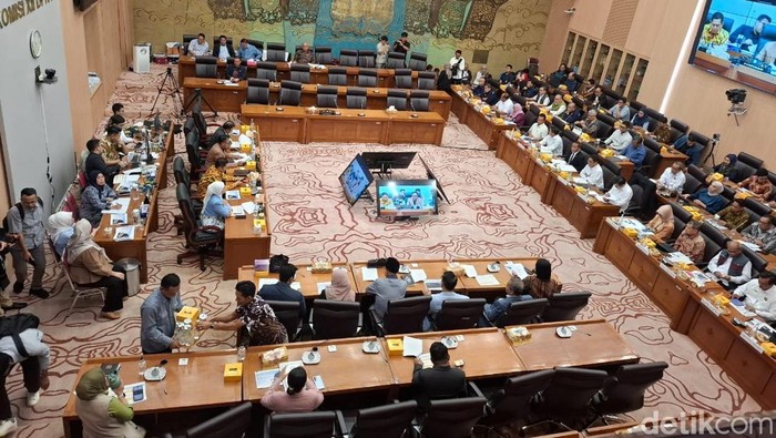 Menteri ESDM Bahlil Lahadalia rapat malam di Komisi XII DPR