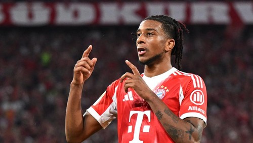 Soccer Football - Bundesliga - Bayern Munich v RB Leipzig - Allianz Arena, Munich, Germany - August 22, 2025  Bayern Munichs Michael Olise celebrates scoring their third goal REUTERS/Angelika Warmuth DFL REGULATIONS PROHIBIT ANY USE OF PHOTOGRAPHS AS IMAGE SEQUENCES AND/OR QUASI-VIDEO.
