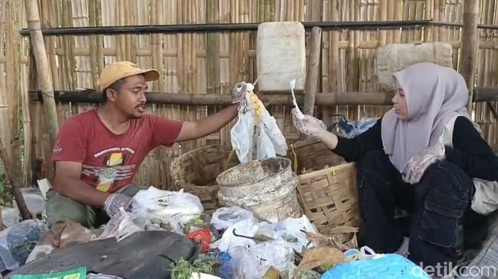 Muhammad Nashir saat memilah sampah