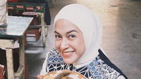 Ada juga momen Nina Zatulini saat berlibur ke Blitar, Jawa Timur. Ia mampir ke warung Sate dan gule Kambing Morolego yang legendaris. Foto: Instagram/@ninazatulini22
