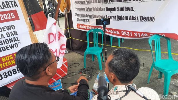 Suasana nonton  siaran langsung pemeriksaan Bupati Pati Sudewo di KPK lewat posko Masyarakat Pati Bersatu, Rabu (27/8/2025).