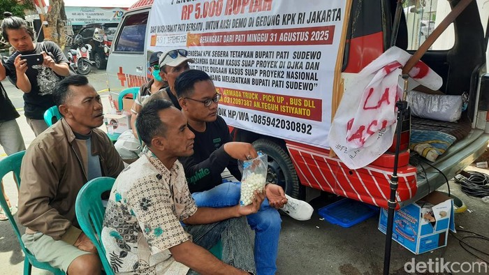 Suasana nonton  siaran langsung pemeriksaan Bupati Pati Sudewo di KPK lewat posko Masyarakat Pati Bersatu, Rabu (27/8/2025).