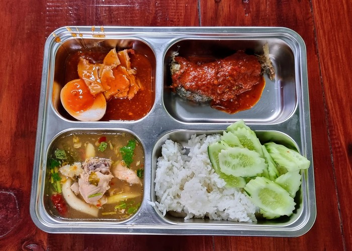 Ompreng atau food tray stainless steel.