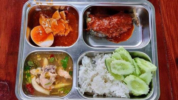 Ompreng atau food tray stainless steel.