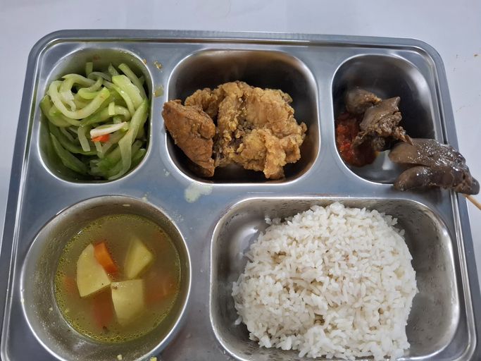 Ompreng atau food tray stainless steel.