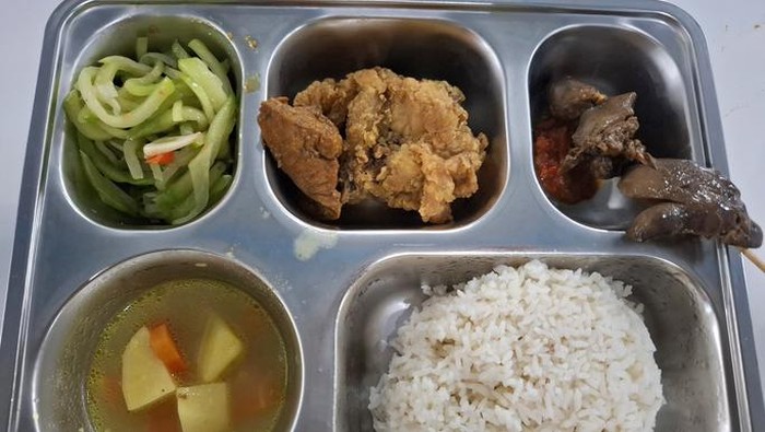 Ompreng atau food tray stainless steel.