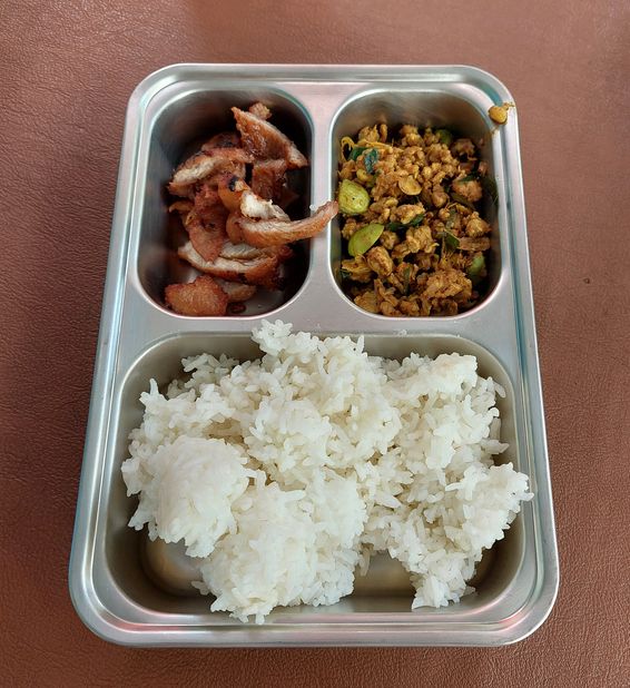 Ompreng atau food tray stainless steel.