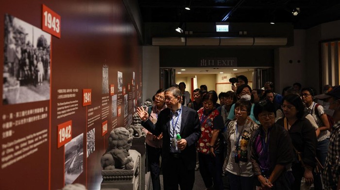 Pameran Perang Perlawanan Tiongkok, Digelar di Hong Kong Museum Sejarah Hong Kong menggelar pameran bertajuk βUnited in Arms, Standing for Peace β Pameran Peringatan 80 Tahun Kemenangan Tiongkok dalam Perang Perlawananβ, Rabu (27/8/2025). Pameran ini diselenggarakan untuk memperingati delapan dekade kemenangan Tiongkok dalam perang melawan agresi Jepang. REUTERS/Tyrone Siu