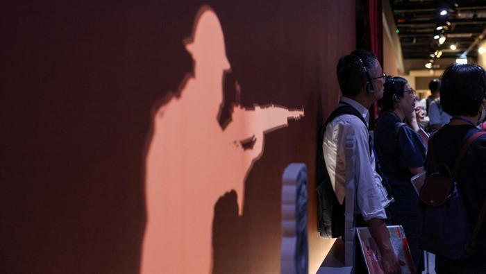 Pameran Perang Perlawanan Tiongkok, Digelar di Hong Kong Museum Sejarah Hong Kong menggelar pameran bertajuk βUnited in Arms, Standing for Peace β Pameran Peringatan 80 Tahun Kemenangan Tiongkok dalam Perang Perlawananβ, Rabu (27/8/2025). Pameran ini diselenggarakan untuk memperingati delapan dekade kemenangan Tiongkok dalam perang melawan agresi Jepang. REUTERS/Tyrone Siu