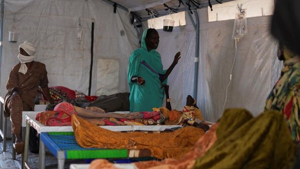 Pasien kolera Sudan dirawat di klinik darurat yang dikelola Perserikatan Bangsa-Bangsa, di Tawila, Darfur utara, Sudan, 5 Agustus 2025. (REUTERS/Mohammed Jamal)