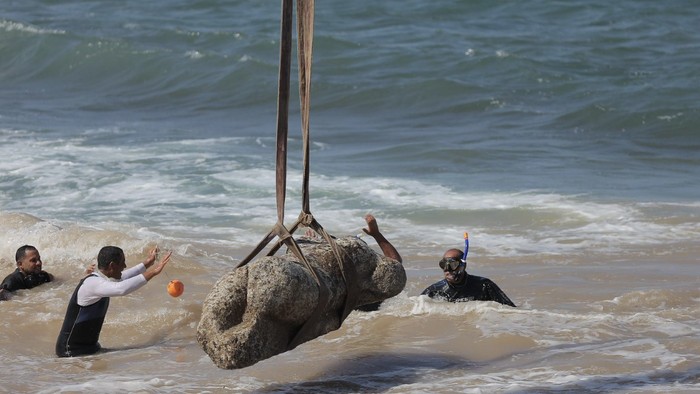 Patung berusia 2.000 tahun diangkat dari kota yang tenggelam di lepas pantai Alexandria Mesir
