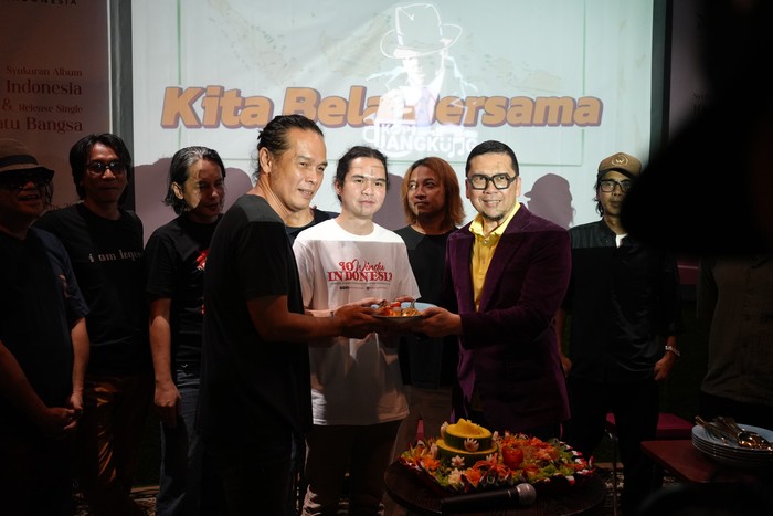 Pay BIP BIP kembali dengan Satu Nusa Satu Bangsa di album 10 Windu Indonesia.
