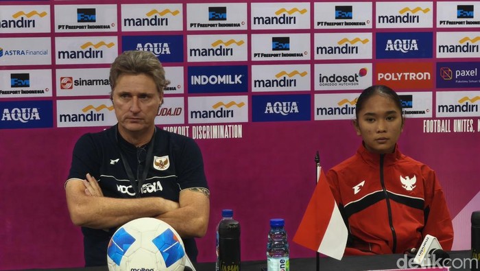 Pelatih Timnas Indonesia Putri U-16 Timo Scheuneman, dan pemainnya Debby Alvani Zanaya, saat konferensi pers usai laga di Stadion Manahan, Kota Solo, Rabu (27/8/2025).