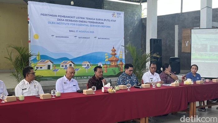 Peluncuran PLTS atap di Desa Banjarasem, Buleleng oleh Sekda Bali Dewa Made Indra dan IESR, Rabu (27/8/2025). (Rizky Setyo)