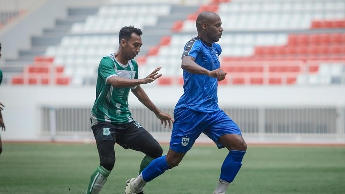 Pemain asing anyar PSIS asal Brazil, Luan Sergio Dias (biru) saat tampil dalam laga ujicoba.