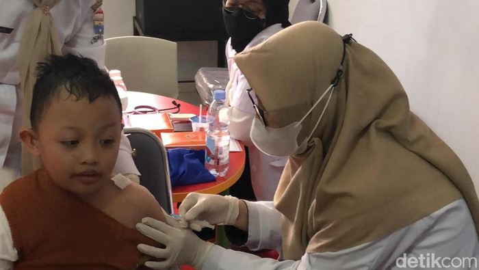 Pemeriksaan gratis untuk anak sekolah di Palembang.