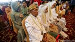 Ratusan Pasangan Nikah Massal di Surabaya