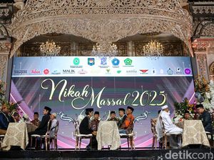 Ratusan Pasangan Nikah Massal di Surabaya