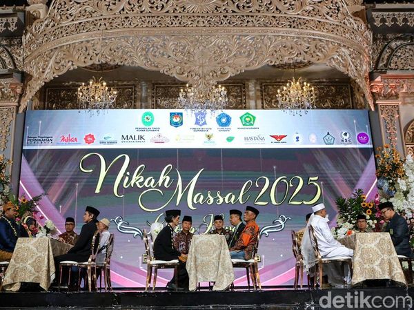 Ratusan Pasangan Nikah Massal di Surabaya