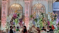 Para pengantin semringah karena tak perlu mengeluarkan uang sepeser pun. 