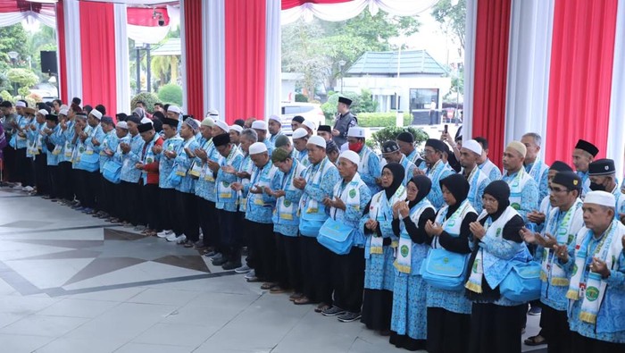 Pemprov Kaltim saat melepas rombongan marbot untuk melaksanakan perjalanan religi.