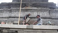 Pada Rabu (27/8/2025), pekerja terlihat melakukan pemasangan kembali batur atau kaki candi yang mengalami pelapukan. Pemugaran ini dilakukan oleh Balai Pelestarian Kebudayaan (BPK) XI Jawa Timur untuk menjaga kelestarian candi peninggalan Kerajaan Singhasari abad ke-13 tersebut. ANTARA FOTO/Ari Bowo Sucipto