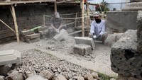 Menariknya, dalam proses pemugaran kali ini, tim menemukan struktur batu bata kuno di sekitar area candi. Temuan tersebut diduga berasal dari era Majapahit akhir, sehingga memberikan tambahan informasi berharga tentang jejak sejarah di kawasan Malang. ANTARA FOTO/Ari Bowo Sucipto