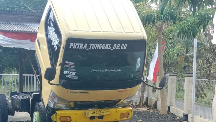 Penampakan truk yang dicuri remaja asal Boyolali di Kendal, dan dibawa kabur hingga ke Pantai Drini, Gunungkidul, Rabu (27/8/2025).