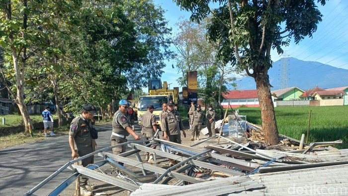 Penertiban lapak-lapak pedagang di jalan Soekarno Cirebon