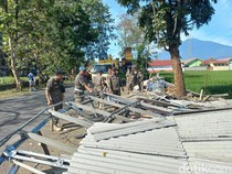 Satpol PP Bongkar 98 Bangunan Liar di Jalan Soekarno Cirebon