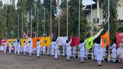 Pengibaran bendera kontingen peserta Porprov Bali XVI/2025 di Halaman Parkir GOR Ngurah Rai, Denpasar, Rabu (27/8/2025).