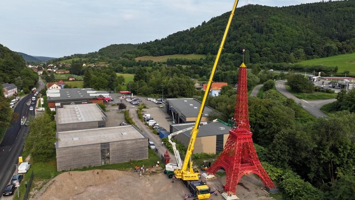 Pensiunan di Prancis Wujudkan Menara Eiffel Mini Seorang pensiunan di Prancis bangun miniatur Menara Eiffel mirip desain asli. Karya ini dibangun selama 8 tahun dan berdiri di Sainte-Croix-aux-Mines.