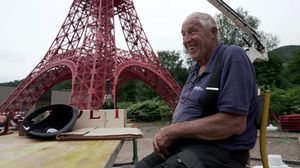 Pensiunan di Prancis Wujudkan Menara Eiffel Mini
