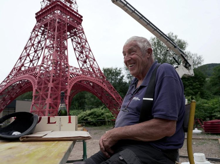 Pensiunan di Prancis Wujudkan Menara Eiffel Mini