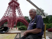 Pensiunan di Prancis Wujudkan Menara Eiffel Mini