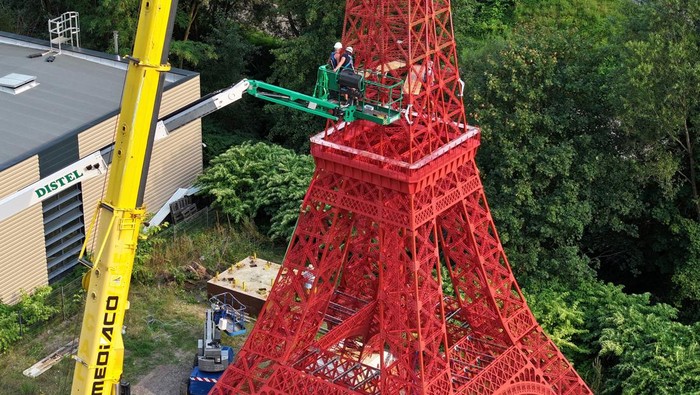 Pensiunan di Prancis Wujudkan Menara Eiffel Mini Seorang pensiunan di Prancis bangun miniatur Menara Eiffel mirip desain asli. Karya ini dibangun selama 8 tahun dan berdiri di Sainte-Croix-aux-Mines.