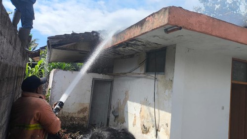 Petugas Damkar Jembrana berupaya memadamkan api yang membakar bangunan kantor Pos di Kelurahan Tegalcangkring, Kecamatan Mendoyo, Jembrana, Bali, Rabu (27/8/2025). (Foto: Dok. Damkar Jembrana)