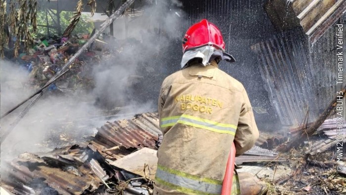 Petugas damkar memadamkan kebakaran gudang rongsokan di Bogor