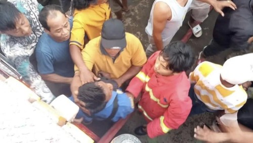Petugas Damkarmat Kabupaten Bima, NTB, dikeroyok warga saat memadamkan api yang membakar rumah di Desa Ntonggu, Kecamatan Palibelo, Selasa (26/8/2025) sore. (Foto: Dok. Damkarmat Bima)