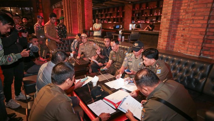 Petugas saat menggerebek diskotik di Bandung