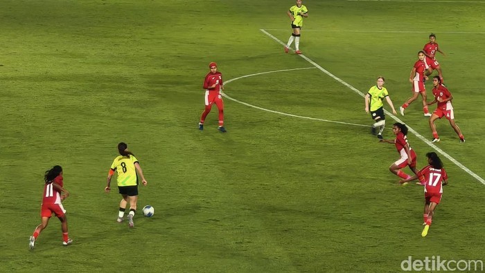 Laga Timnas Indonesia versus Australia pada semifinal Piala AFF Wanita U-16 di Stadion Manahan, Solo, Rabu (27/8/2025) malam.
