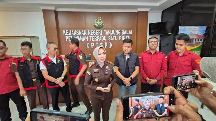 Pihak Kejari Tanjungbalai memberikan keterangan usai melakukan penggeledahan Kantor KPU Tanjungbalai (Dok. Kejari Tanjungbalai)