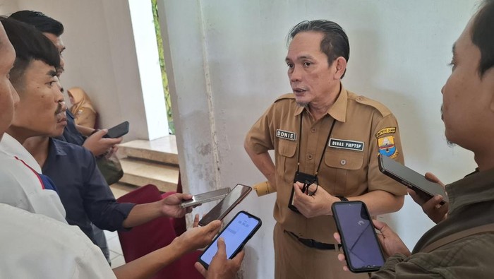 Pj Sekda Bungo saat diwawancarai awak media soal program aplikasi guru online